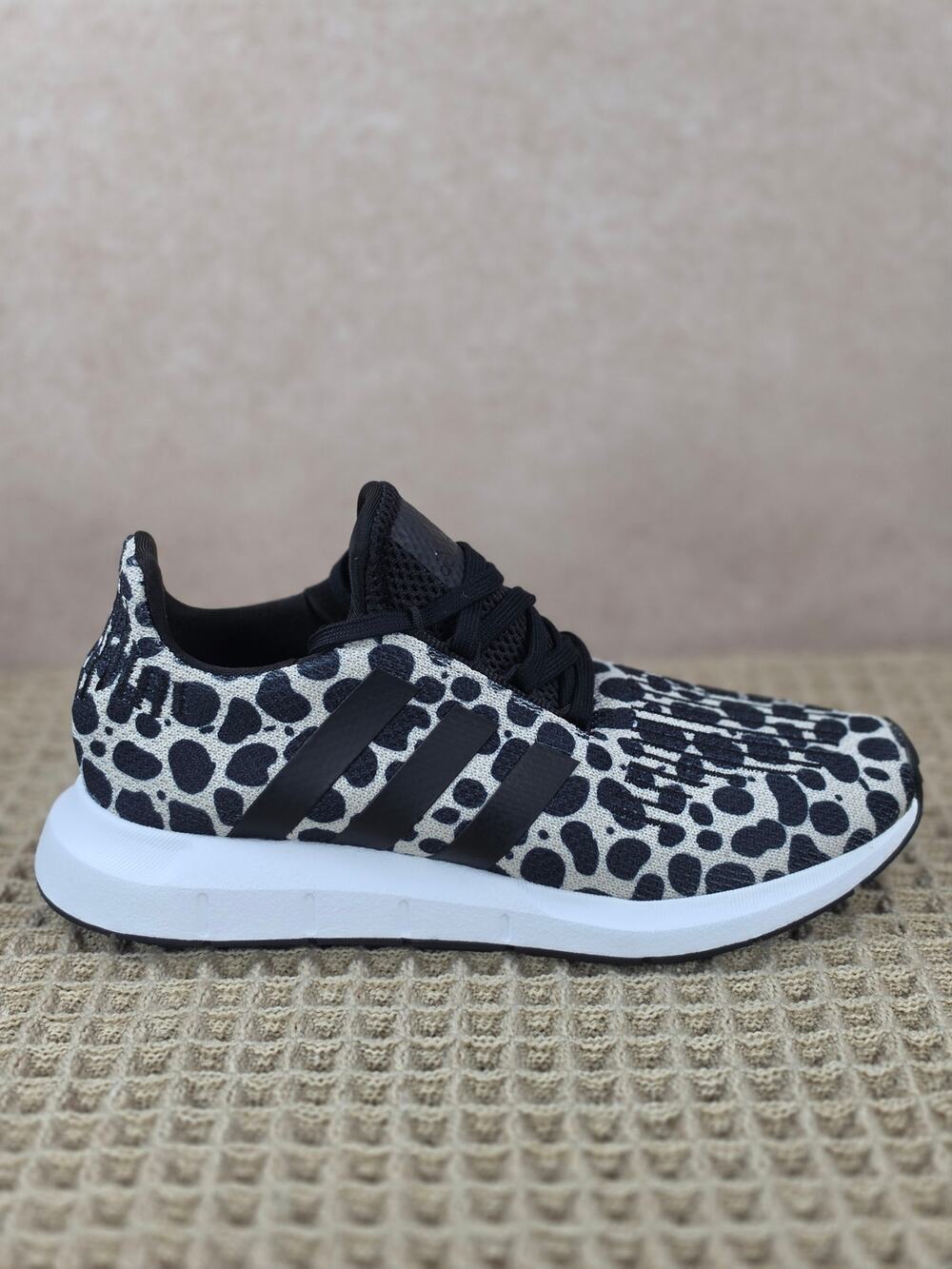 Adidas Swift Run 1.0 JR0634 Women’s 7 Leopard Print Running Shoes BNIB